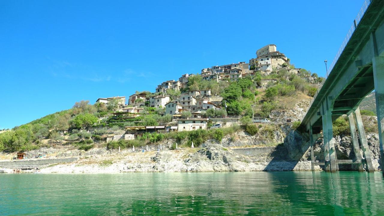La Terrazza Sul Lago Turano Castel di Tora Exterior photo